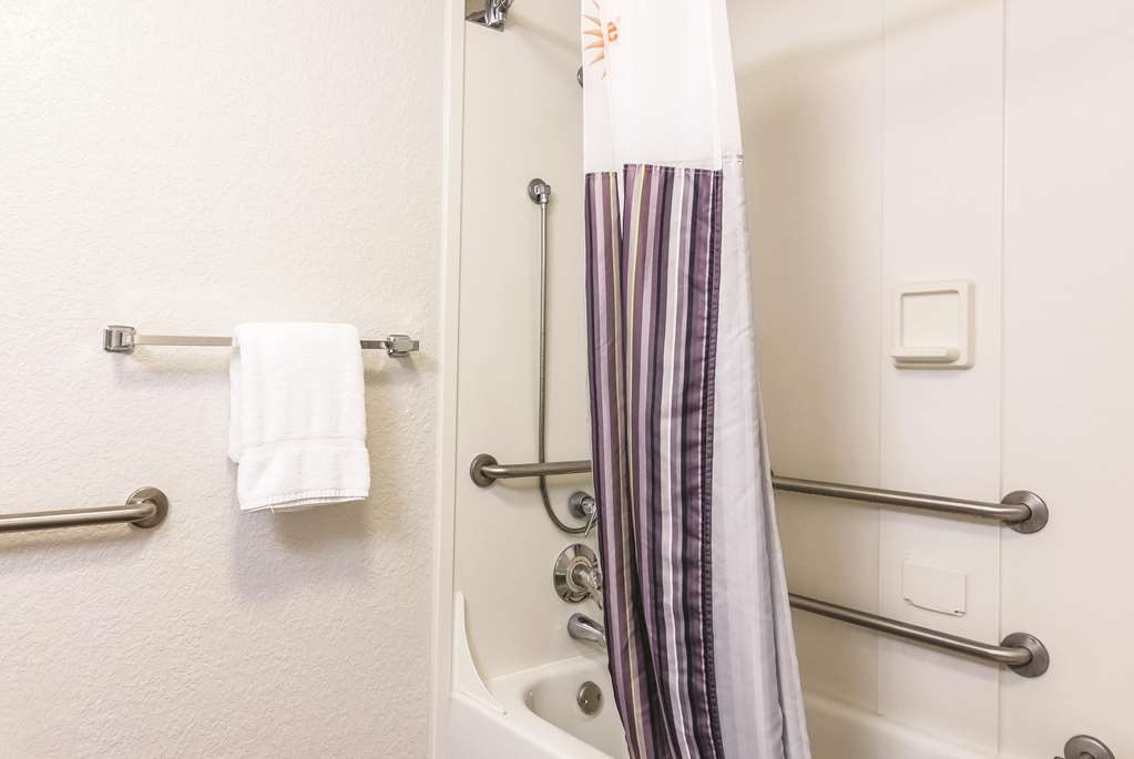 La Quinta Inn & Suites by Wyndham Orlando Airport - photo 36
