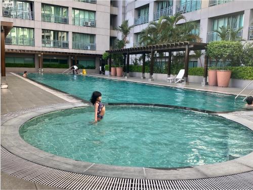 SHAW BLVD 69 sqm 2 bdrm w WiFi parking across Shangrila Mall — 4-Star Luxury Hotel in Manila, Philippines