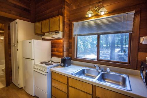 Lake Texoma Camping Resort Cabin 4 - photo 16