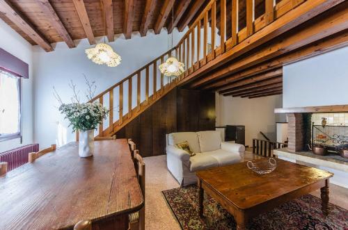 Novalesi Red House — 4-Star Luxury Hotel in Noale, Italy