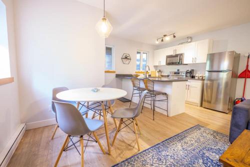 Storm Bay Modern 1 Bed Suite and Chefs Kitchen — 4-Star Luxury Hotel in Ucluelet, Canada