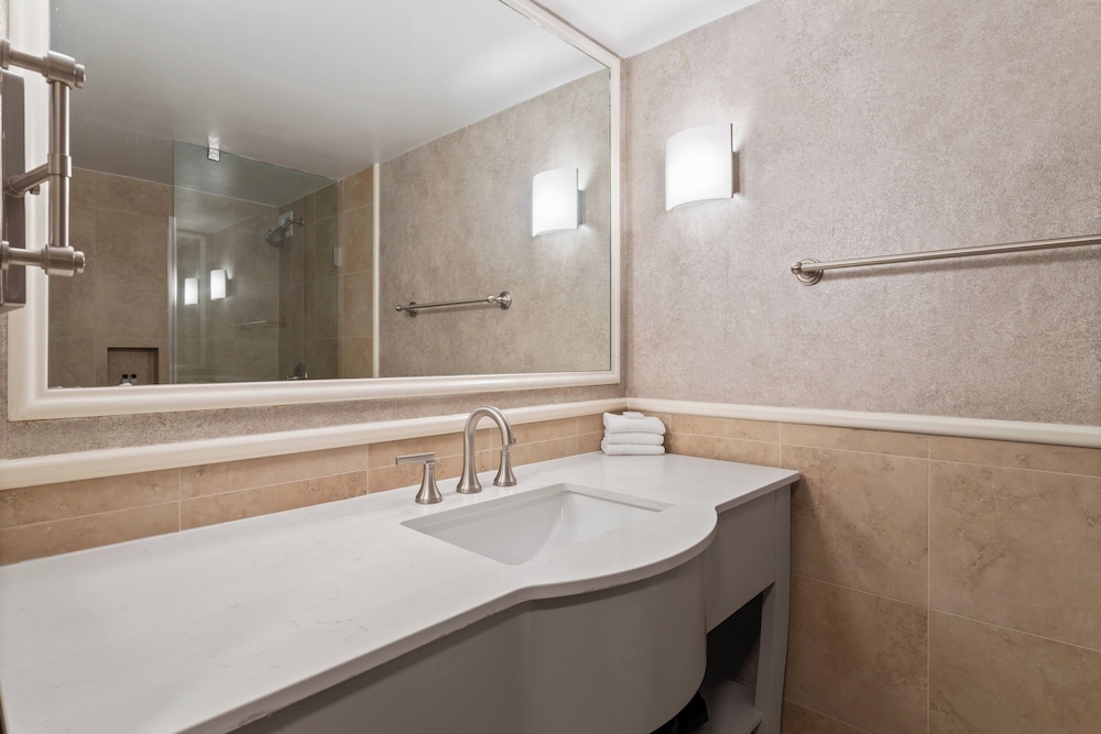 Crowne Plaza Executive Center Baton Rouge by IHG - photo 63