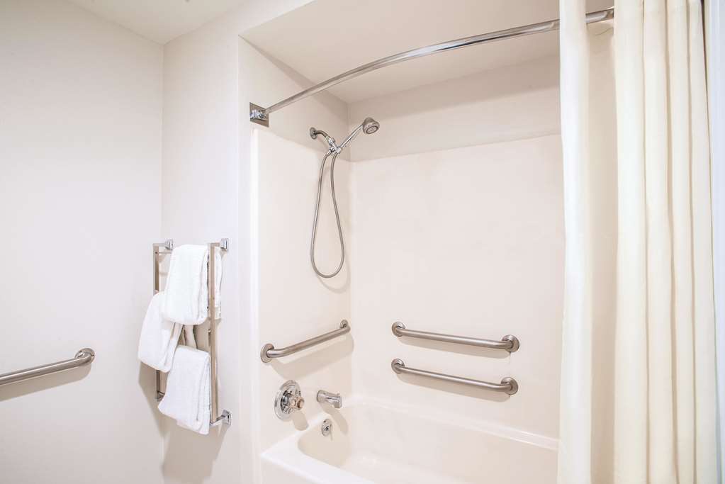 La Quinta Inn & Suites by Wyndham DFW Airport South Irving - photo 9