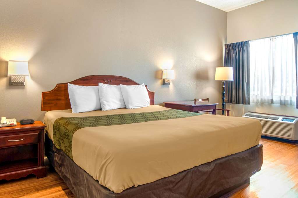 Econo Lodge Inn & Suites near Chickamauga Battlefield - photo 6