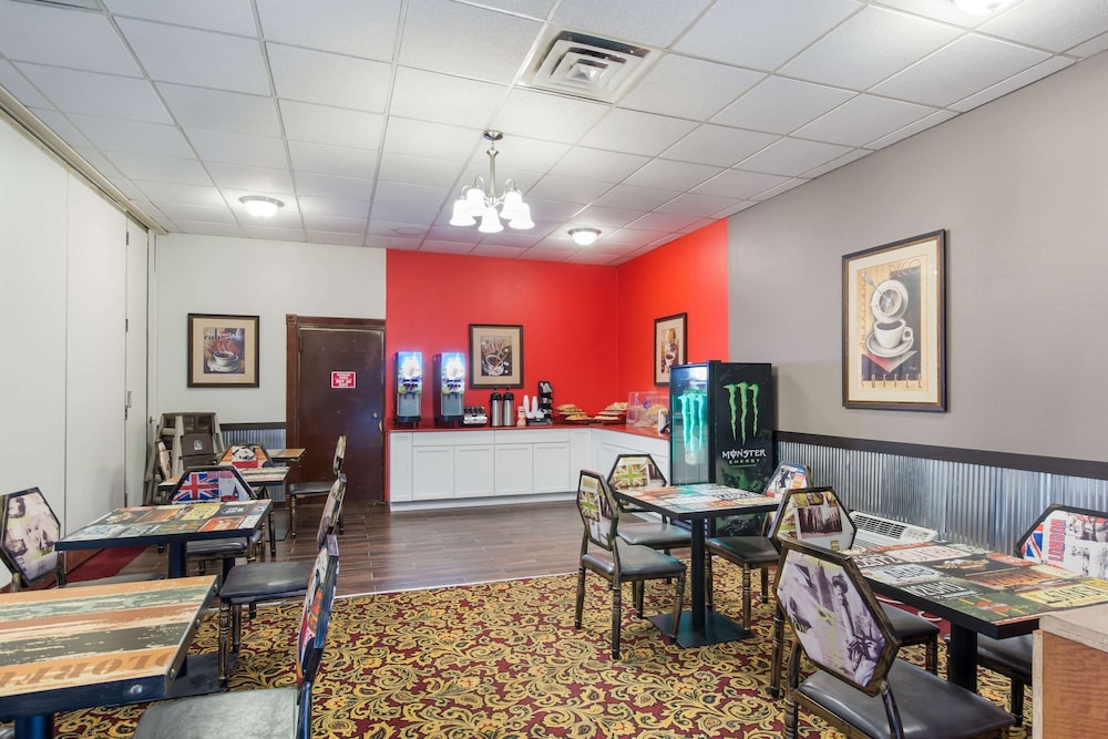 Econo Lodge Evansville - photo 15