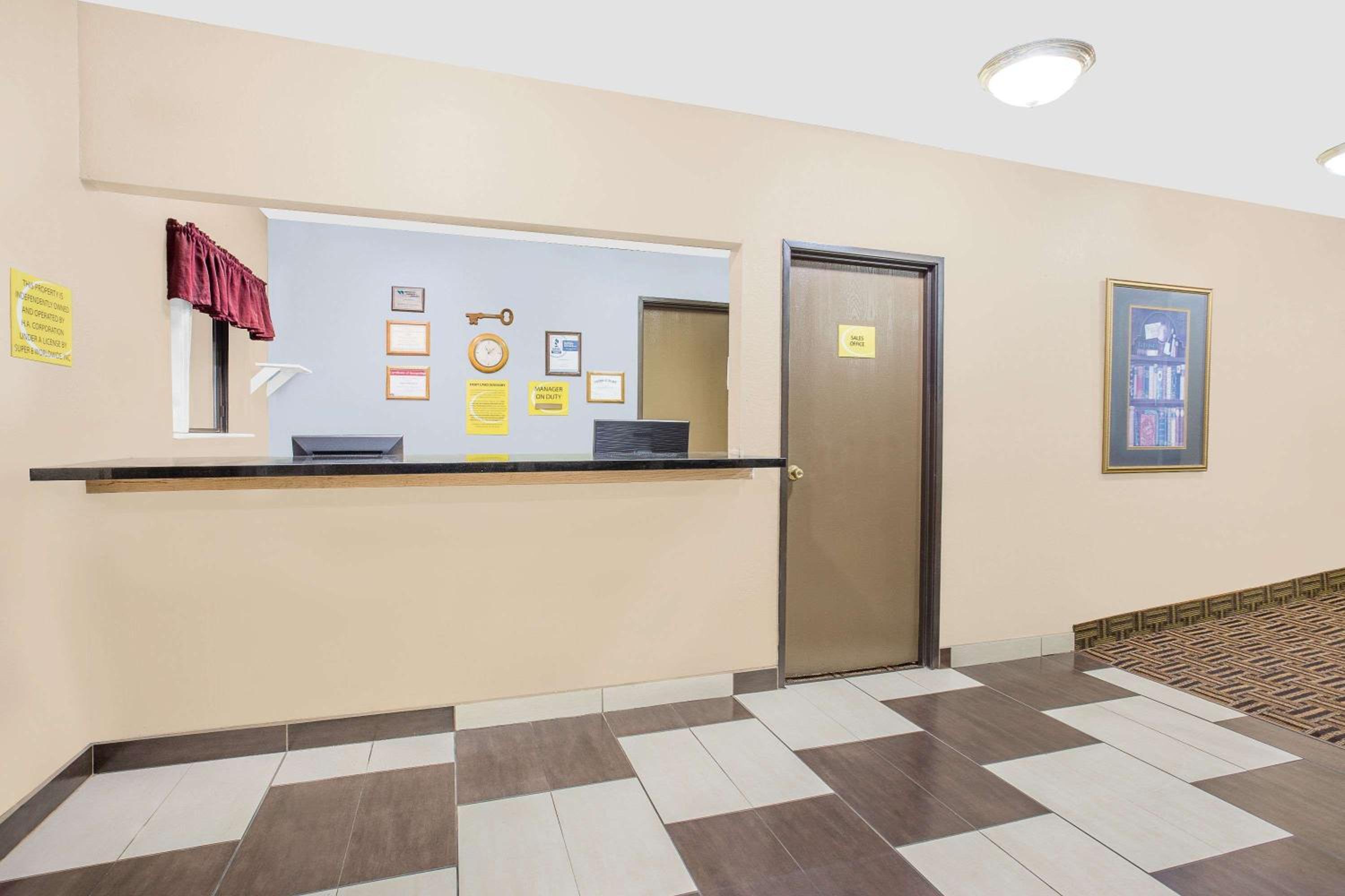 Boarders Inn & Suites by Cobblestone Hotels Waterloo Cedar Falls - photo 12