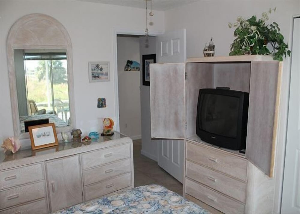 Pet Friendly Oceanfront 3 Bed 2 Bath Ocean Paradise - photo 4