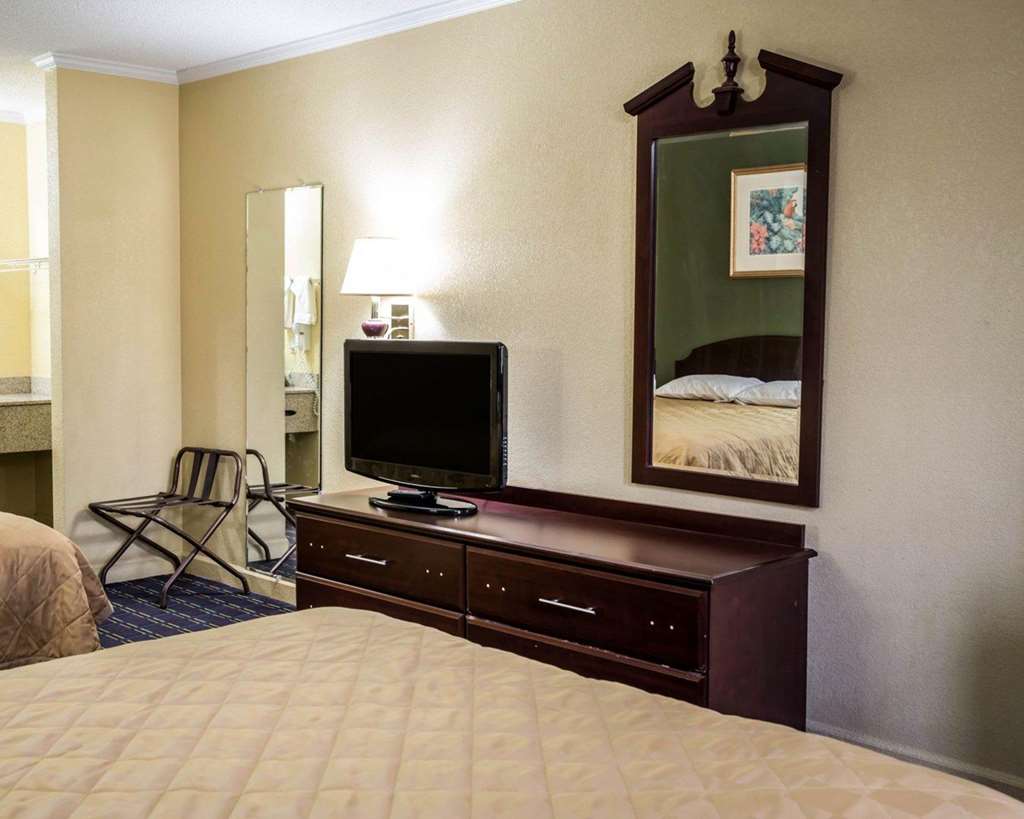 Rodeway Inn & Suites Plymouth Hwy 64 - photo 7