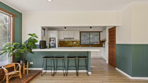 Treetop Retreat House Spacious Family Getaway — 4-Star Luxury Hotel in Metung, Australia