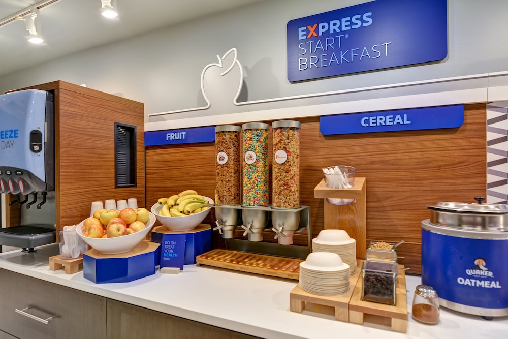 Holiday Inn Express & Suites New Berlin by IHG - photo 41