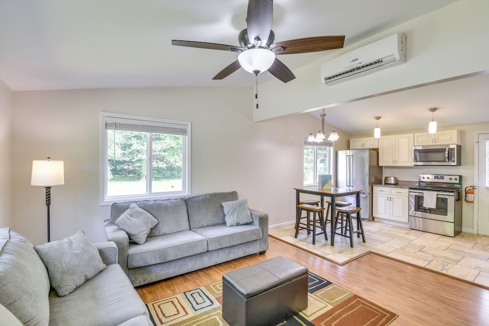 2 Mi to Warren Dunes: Sawyer Apartment w Deck — 4-Star Luxury Hotel in Shorewood-Tower Hills-Harbert, United States