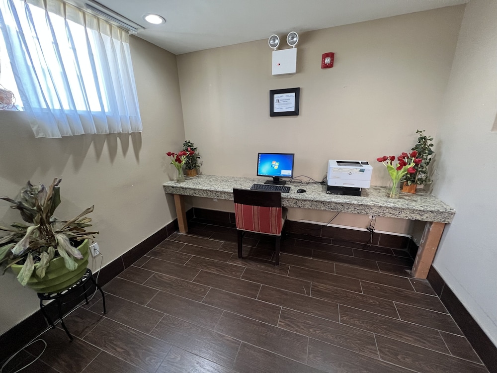 Travelodge by Wyndham Ozone Park - photo 26