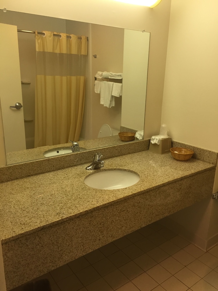Red Carpet Inn Chambersburg - photo 14