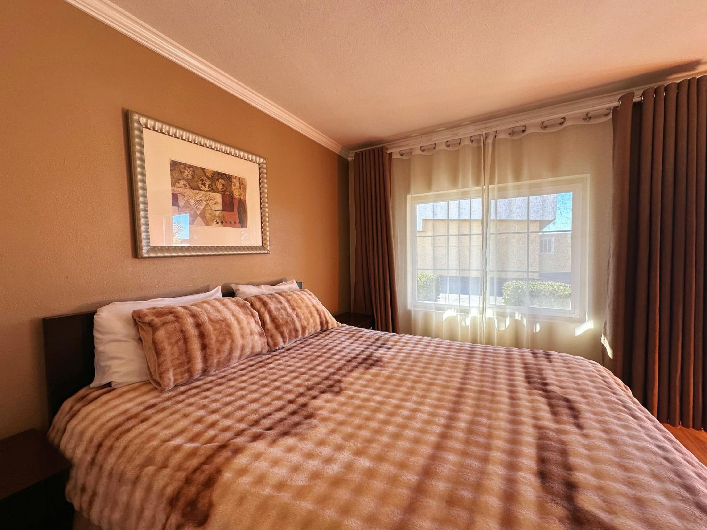 Royal Inn and Suites - photo 7