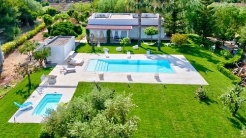 Villa Con Piscina E Jacuzzi Privata 3 Minuti Dal Mare — 4-Star Luxury Hotel in Carovigno, Italy