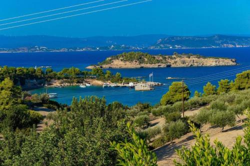 Kounoupisea Holidays House Με Υπεροχη Θεα Στο Πορτο Χελι — 4-Star Luxury Hotel in Porto Cheli, Greece