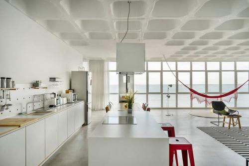 Loft Espacoso Com Vista Deslumbrante Para O Tejo — 4-Star Luxury Hotel in Lisbon, Portugal