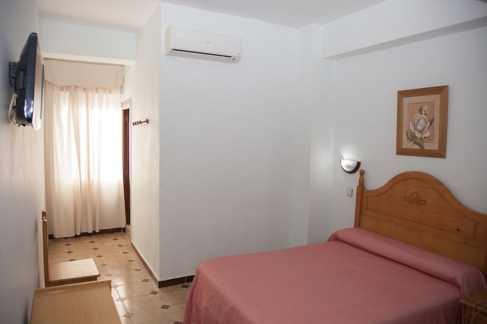 Hostal Paris 4359194 — La Linea De La Concepcion