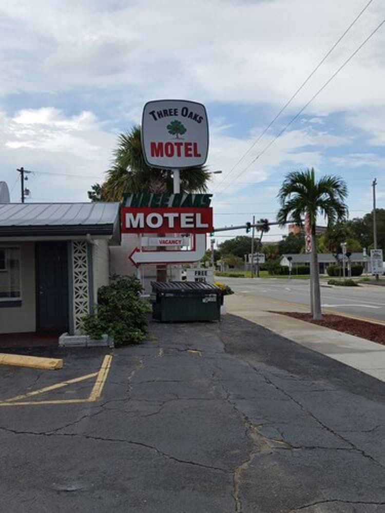 Three Oaks Motel - photo 4