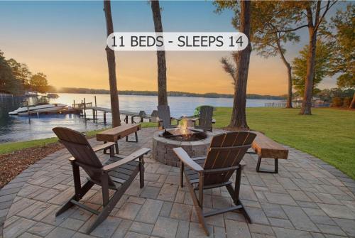 Channel Marker Exclusive Lakefront Home wHot Tub Custom Bunk Room Dock Optional Boat Rental 1418 — 4-Star Luxury Hotel in Mooresville, United States