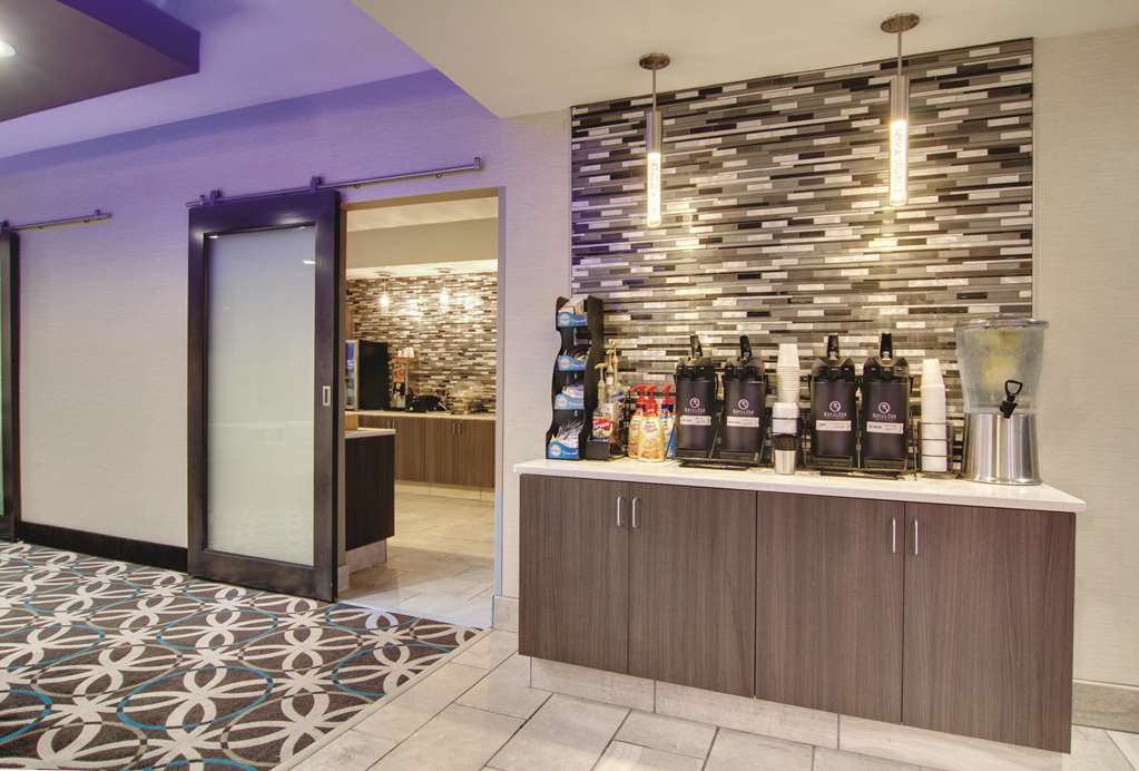 La Quinta Inn & Suites by Wyndham Cleveland Airport West - photo 46