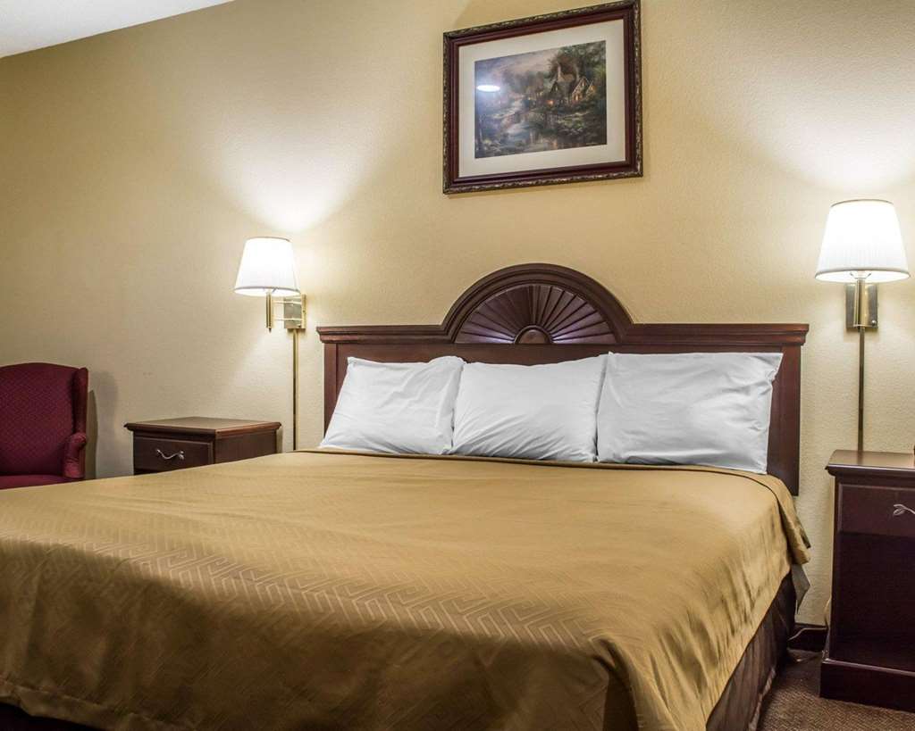 Econo Lodge Inn & Suites North Syracuse Airport - photo 18