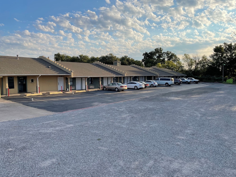 Executive Inn of Purcell - photo 18