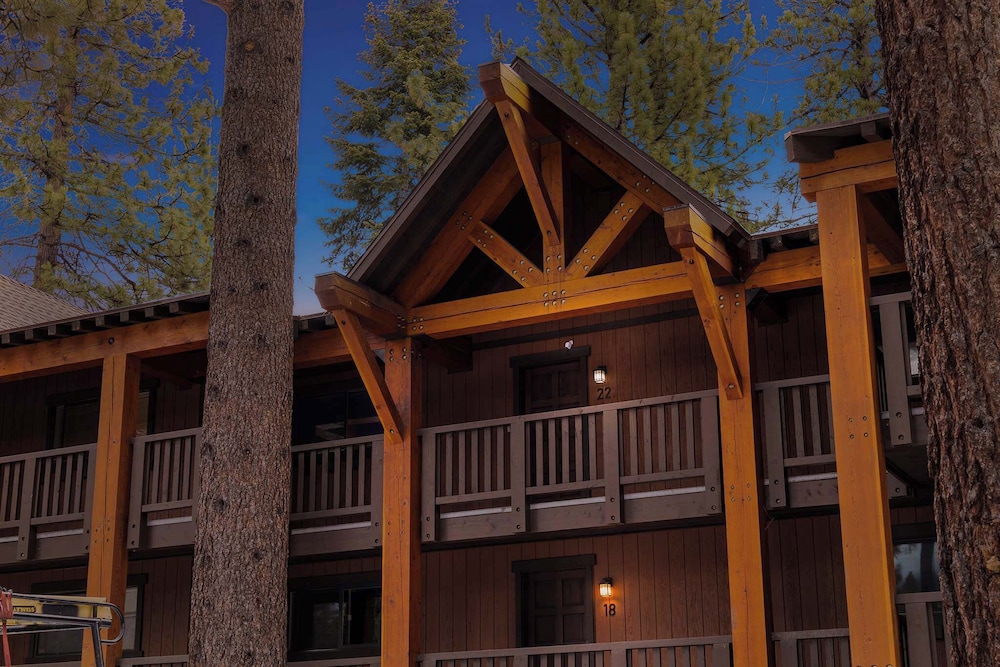 Sierra Pines Retreat Sleeps 6 — 4-Star Luxury Hotel in Incline Village, United States