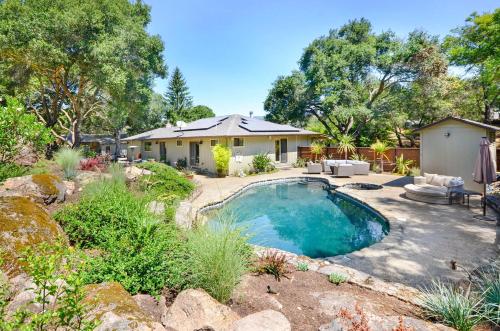 Sonoma Vineyard Estate With 3 Bedrooms And Pool Includes Wine Tasting Passport in Sonoma, United States