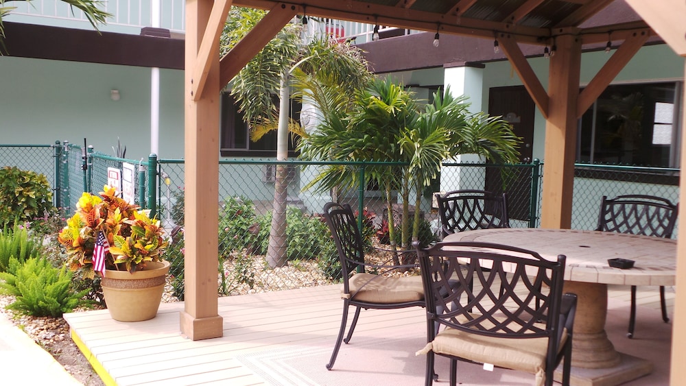 Island House Hotel - photo 50