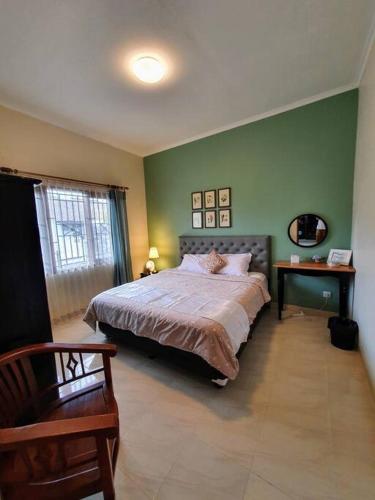Cottonwood Villa Grandma's 3BR 10pax Wi Fi BBQ — 4-Star Luxury Hotel in Lembang, Indonesia