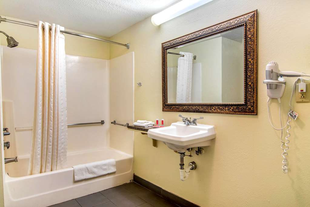 Econo Lodge Inn & Suites near Chickamauga Battlefield - photo 18