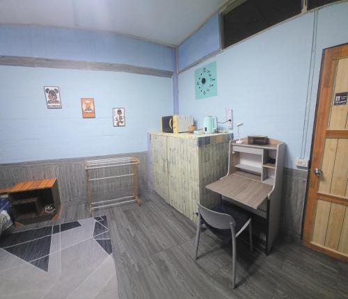 204 Olan Place Spacious Studio with fan and Wi fi near BTS Skytrain