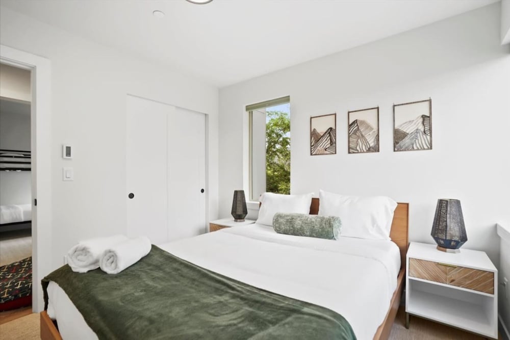 3Br 2.5Ba Rooftop View Green Lake Hideaway - photo 21