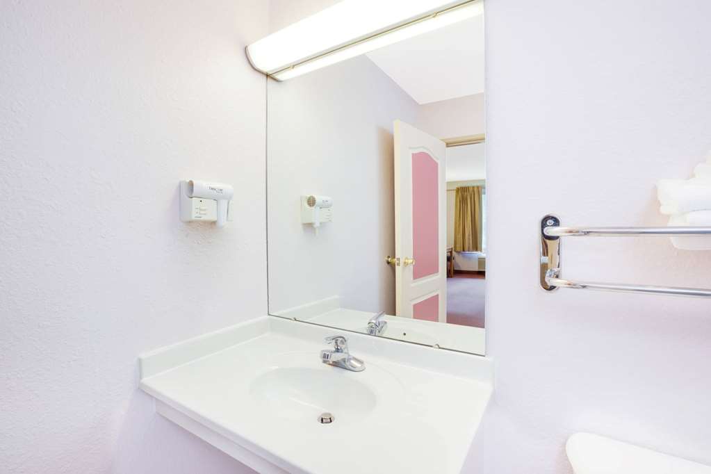 Super 8 by Wyndham Brooklyn - photo 12