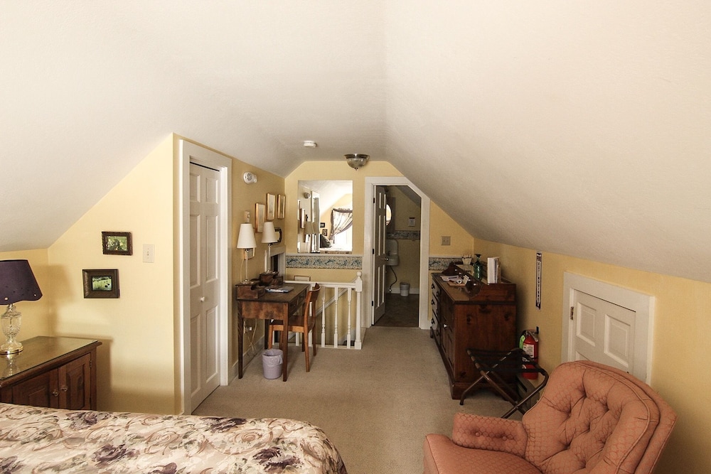 Admiral Peary Inn Bed & Breakfast - photo 17
