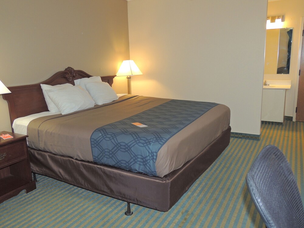 Econo Lodge Wickliffe Cleveland East - photo 17