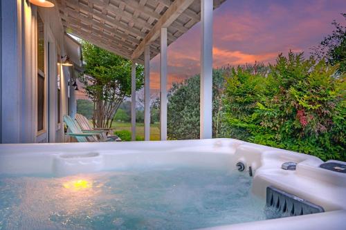Meadows Cottage Hot Tub & 5 mins to Main — 4-Star Luxury Hotel in Fredericksburg, United States