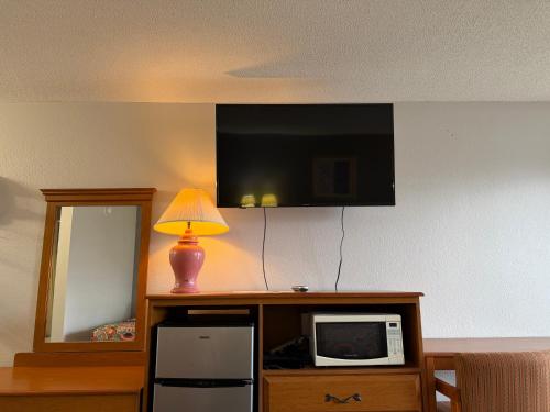 Key West Inn Chatsworth - photo 9