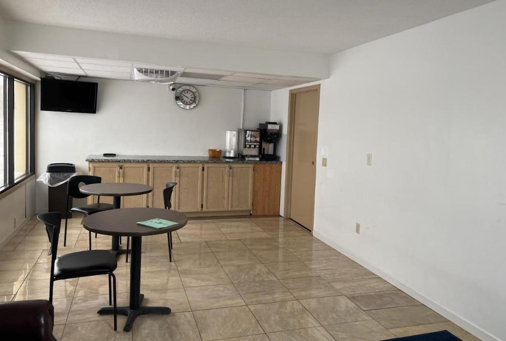 Devils Lake Inn - photo 4