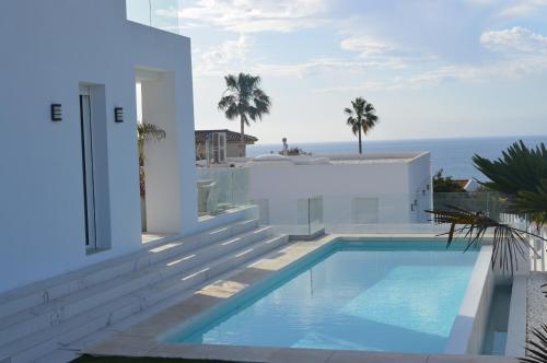 Villa Eliseo private pool and sea views I 2400 — 4-Star Luxury Hotel in San Roque, Spain