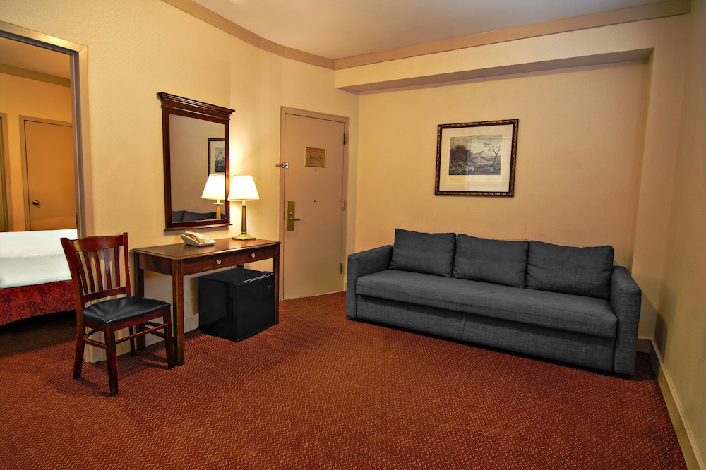 Night Hotel Broadway - photo 8