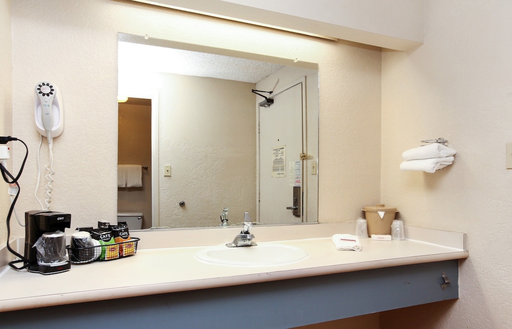 Red Roof Inn Santa Ana - photo 11