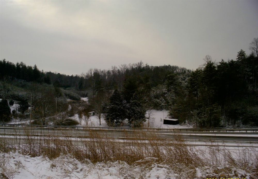 Campton Parkway Inn - photo 54