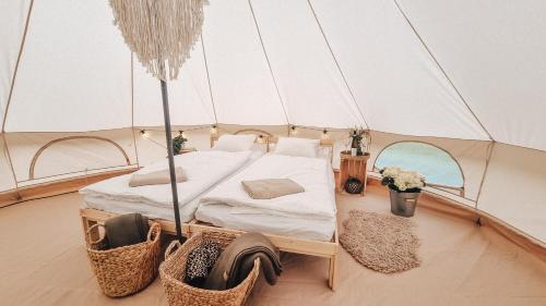 Askaha Glamping - carbon neutral hotel in Oskava