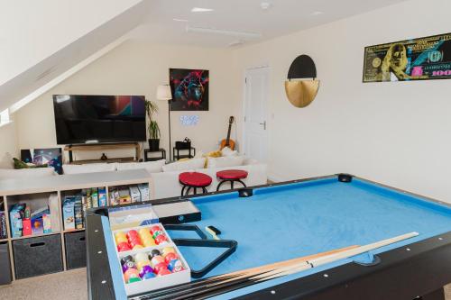 Abington Villa Sleeps 15 Games & Cinema Room — 4-Star Luxury Hotel in Northampton, United Kingdom