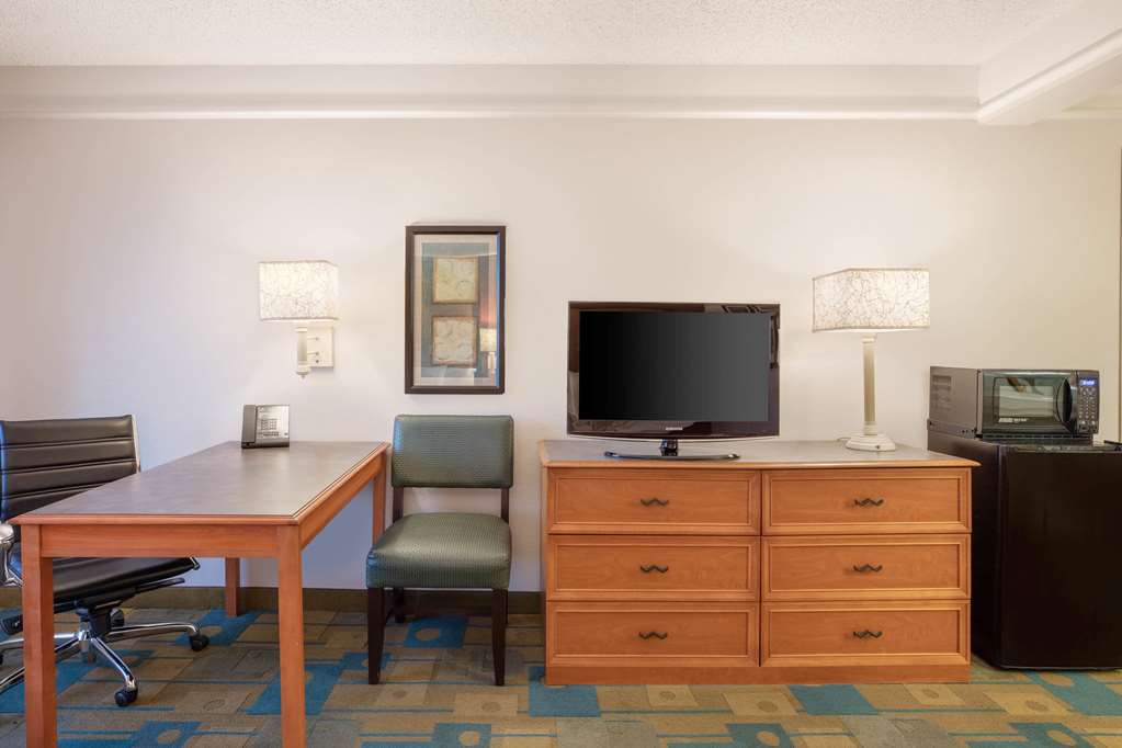 La Quinta Inn & Suites by Wyndham Ocala - photo 18