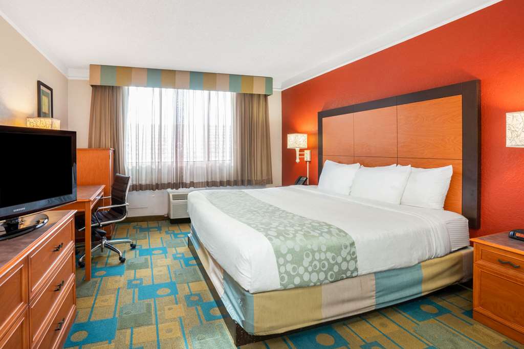 La Quinta Inn & Suites by Wyndham Seattle Sea Tac Airport - photo 16