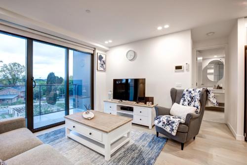 The Hamptons Lux 2 Bed 2 Bath Pool Central Location — 4-Star Luxury Hotel in Canberra, Australia