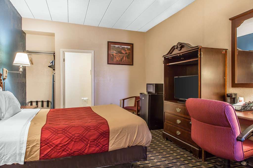 Econo Lodge Cranston Providence - photo 17